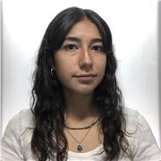 Studentessa universitaria fornisce ripetizioni per ragazzi delle scuole medie